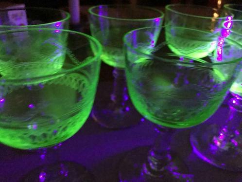 Witte wijnglazen Porto Ouraline uraniumglas guilloche, Verzamelen, Glas en Drinkglazen, Zo goed als nieuw, Overige typen