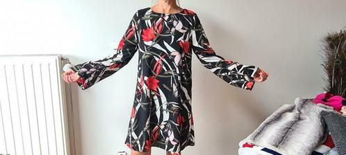 Magnifique robe Vero Moda noire/rouge/blanc à motifs - M/L -, Kleding | Dames, Jurken, Zo goed als nieuw, Rood, Ophalen of Verzenden