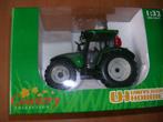 UNIVERSAL HOBBIES VALTRA C GROEN TRACTOR, Hobby en Vrije tijd, Modelbouw | Auto's en Voertuigen, 1:32 tot 1:50, Overige merken