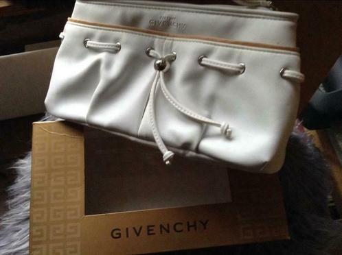 Givenchy trousse blanche, Handtassen en Accessoires, Tassen | Damestassen, Nieuw, Wit