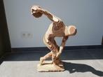 Modern houten sculptuur: Discuswerper, Enlèvement ou Envoi