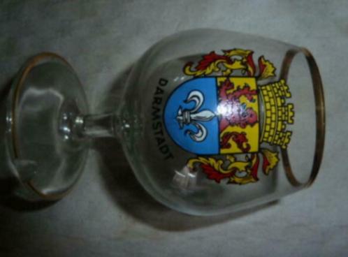 # glas DARMSTADT op voet met wapenschild en gouden rand, Verzamelen, Glas en Drinkglazen, Gebruikt, Borrel- of Shotglas, Ophalen of Verzenden