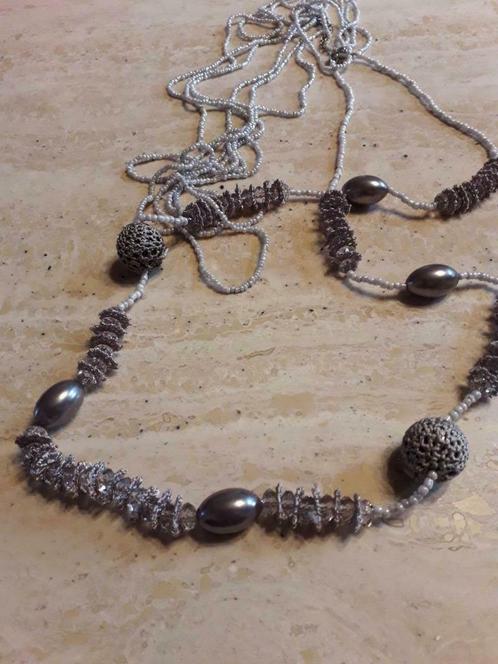 Lange dames halsketting met witte en paarse kralen, Handtassen en Accessoires, Kettingen, Zo goed als nieuw, Overige materialen