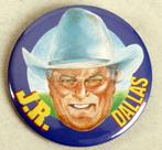 Badge JR Dallas diam 6cm, Nieuw, Ophalen of Verzenden, Speldje of Pin, Overige onderwerpen