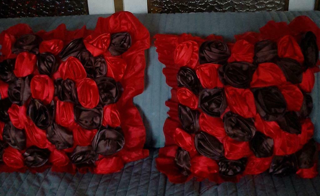 Très joli coussin décorative satin   fait à la main, Maison & Meubles, Accessoires pour la Maison | Coussins, Enlèvement, Comme neuf