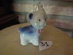 beeld hond met muts porselein blauw N° 031, Verzamelen, Beelden en Beeldjes, Ophalen of Verzenden, Zo goed als nieuw