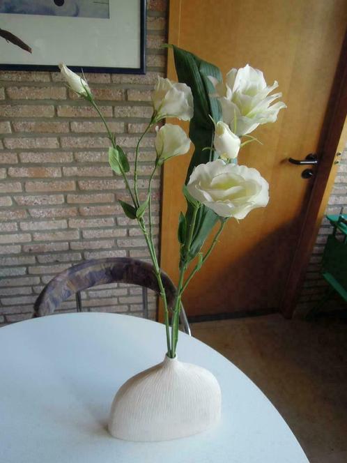 stenen vaas wit in kunststof 3 witte rozen en één blad, Huis en Inrichting, Woonaccessoires | Vazen, Gebruikt, Wit, Minder dan 50 cm