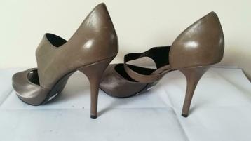 557B * GUESS sexy taupe leren pumps (40), Kleding | Dames, Schoenen, Pumps, Verzenden, Nieuw, Overige kleuren