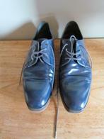 Veterschoenen Prada, Chaussures basses, Bleu, Porté, Prada