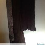 Bruine sjaals Mais il est ou le soleil, Gedragen, Sjaal