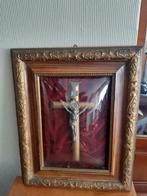 Antieke kruisbeeld onder glas, Antiek en Kunst, Ophalen
