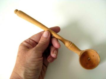 Houten lepel met gaatjes beschikbaar voor biedingen