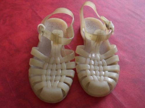 Sandales plastiques pointure 35 Anciennes. Unisex, Enfants & Bébés, Vêtements enfant | Chaussures & Chaussettes, Utilisé, Autres types