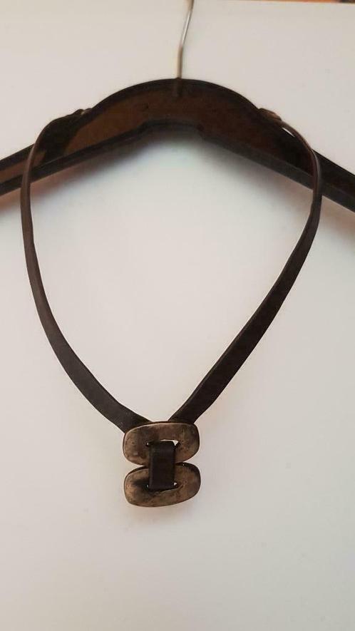 Mooie korte ketting, zwart bandje met koperkleurige hanger, Bijoux, Sacs & Beauté, Colliers, Utilisé, Noir, Enlèvement ou Envoi