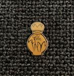 PIN - CLEA - YVES ROCHER - PARFUM - PERFUME, Verzamelen, Verzenden, Gebruikt, Merk, Speldje of Pin