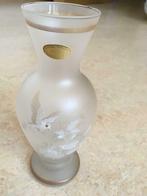 glazen matte vaas met vogel motief, Minder dan 50 cm, Glas, Ophalen of Verzenden, Wit
