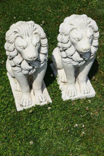 Lions en pierre patinée ,têtes de pilastre, colonnes.
