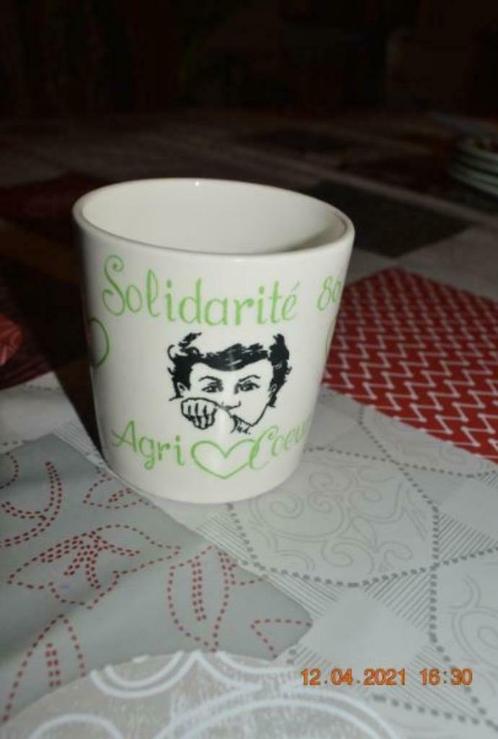 1 Tasse Boch "Solidarité 86", Antiquités & Art, Antiquités | Céramique & Poterie, Enlèvement ou Envoi