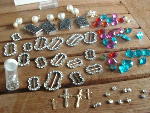 Lot de pierres en plastique pour la décoration., Hobby & Loisirs créatifs, Fabrication de Perles & Bijoux, Comme neuf, Enlèvement ou Envoi