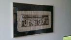 Oude papyrus omlijst onder glas, Ophalen