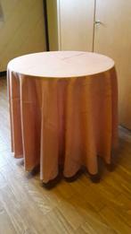 Rond tafeltje met oudroze tafelkleed 62 cm hoog 60 cm diamet, Huis en Inrichting, Tafels | Bijzettafels, Ophalen, Gebruikt, Rond