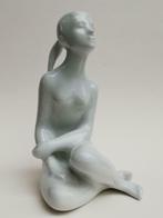 Belle statue rétro en porcelaine - dame assise - Royal Dux, Antiquités & Art, Enlèvement ou Envoi