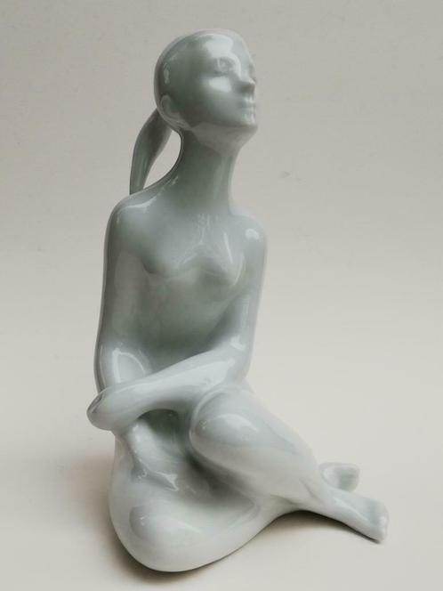 Belle statue rétro en porcelaine - dame assise - Royal Dux, Antiquités & Art, Antiquités | Porcelaine, Enlèvement ou Envoi