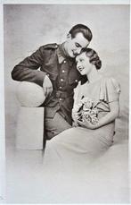 POSTKAART MILITAIR- SOLDAAT MET VRIENDIN, Verzamelen, Ophalen of Verzenden, Ongelopen