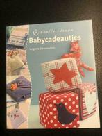 Boek: Babycadeautjes - NIEUW (naaien + handwerk met stof), Enlèvement ou Envoi, Broderie ou Couture, Neuf