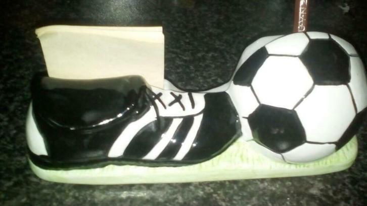 Leuke Vintage voetbalschoen met bal papier en pen jaren 70, Verzamelen, Sportartikelen en Voetbal, Zo goed als nieuw, Overige typen