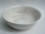 Beau bol ancien en faïence blanche à décor de côtes - Boch ?, Antiquités & Art, Enlèvement