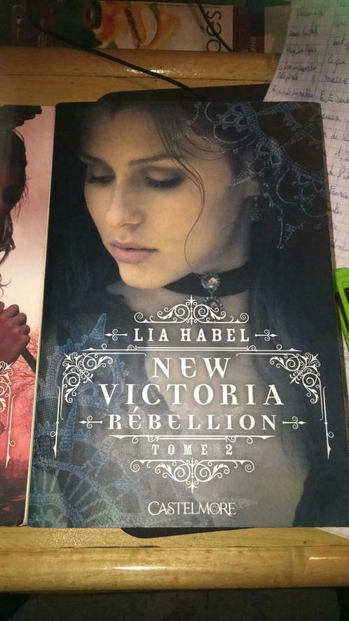 New victoria 1,2, Boeken, Fantasy, Zo goed als nieuw