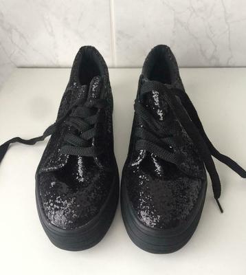 Nieuwe zwarte sneakers! beschikbaar voor biedingen