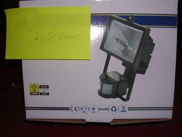 projecteur spot avec detecteur neuf ampoule 500 watt compris beschikbaar voor biedingen