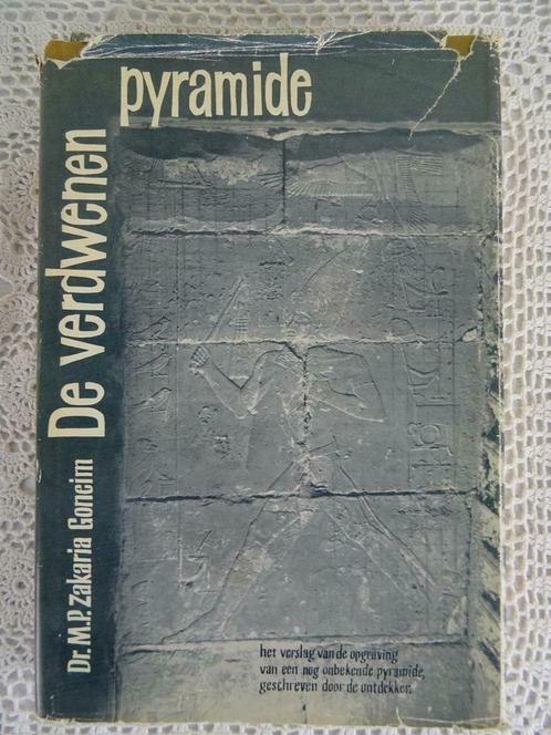 Antiek boek De verdwenen pyramide Zakaria Goneim 1e dr. 1956, Boeken, Geschiedenis | Wereld, Zo goed als nieuw, Afrika, 20e eeuw of later