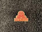 PIN - TOUT L'UNIVERS - LIVRE ENCYCLOPEDIE, Envoi, Utilisé, Autres sujets/thèmes, Insigne ou Pin's