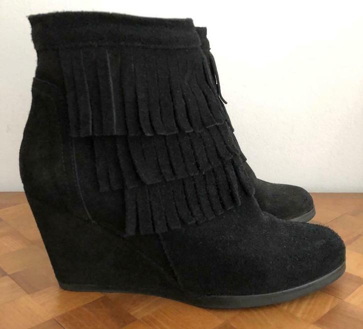 Zwarte suede enkelaarzen van Lousia. - 36, Kleding | Dames, Schoenen, Zo goed als nieuw, Lage of Enkellaarzen, Zwart, Verzenden