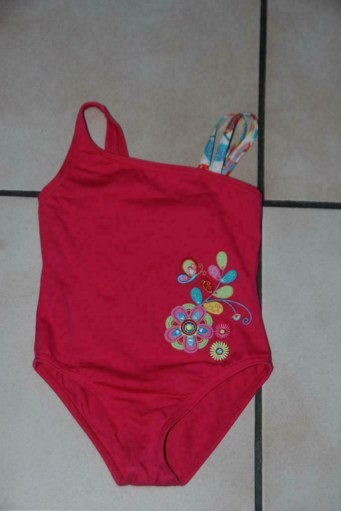 Maillot de bain "rodéo de C&A" rose fuchsia T98 ou 2/3ans TB, Enlèvement ou Envoi, Comme neuf, Fille, Vêtements de sport ou Maillots de bain