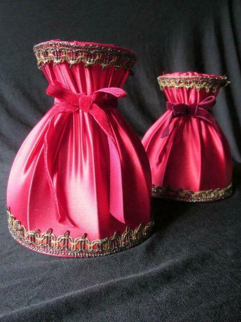 2 klassieke bordeaux lampenkapjes, Antiek en Kunst, Curiosa en Brocante, Ophalen of Verzenden