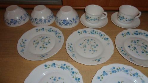 Vaisselle Arcopal - Veronica - fleurs bleues, Maison & Meubles, Cuisine | Vaisselle, Comme neuf, Service complet, Enlèvement ou Envoi