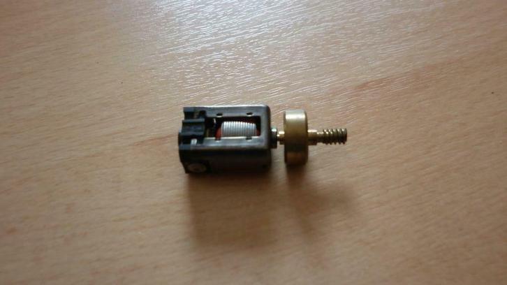 Modeltreinmotor met worm- en vliegwiel op 1as, Hobby en Vrije tijd, Modeltreinen | H0, Zo goed als nieuw, Locomotief, Gelijkstroom