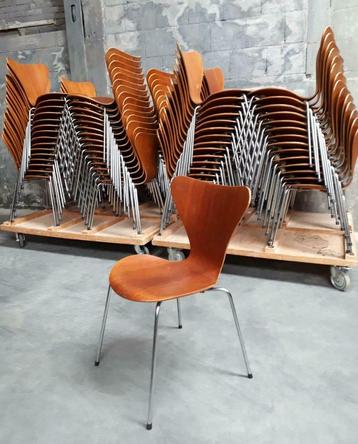 Stap Economie streep ② 70 x Arne Jacobsen Fritz Hansen SERIE 7 vlinderstoelen teak — Stoelen —  2dehands