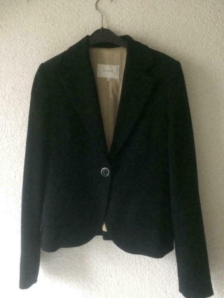 Te koop leuk zwart jasje van het merk Gigue, Kleding | Dames, Jasjes, Kostuums en Pakken, Zo goed als nieuw, Jasje, Maat 36 (S)