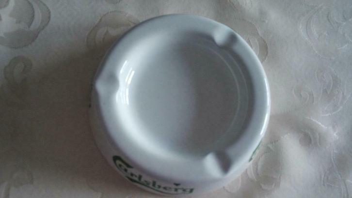 Cendrier blanc en émaille "Carlsberg". Bien pour mancave, Collections, Marques de bière, Neuf, Autres types, Autres marques, Enlèvement ou Envoi