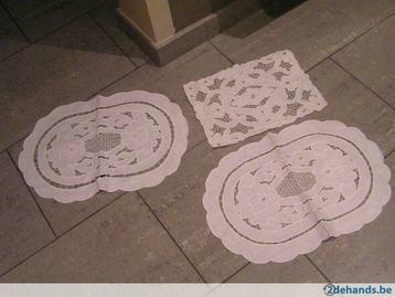 Decoratie: Mooie, witte sierdoekjes + Geruit tafellaken beschikbaar voor biedingen