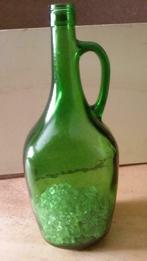 Vase / pichet en vieux verre vert avec pierres, Antiquités & Art, Enlèvement ou Envoi