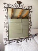 Oude spiegel muurspiegel decoratie in smeedijzer omlijsting, Huis en Inrichting, Woonaccessoires | Spiegels, Ophalen, Gebruikt