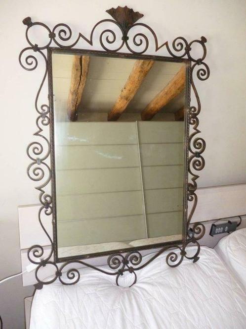 Oude spiegel muurspiegel decoratie in smeedijzer omlijsting, Huis en Inrichting, Woonaccessoires | Spiegels, Gebruikt, Ophalen