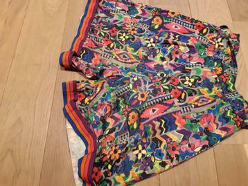 Fleurig broekrokje beschikbaar voor biedingen