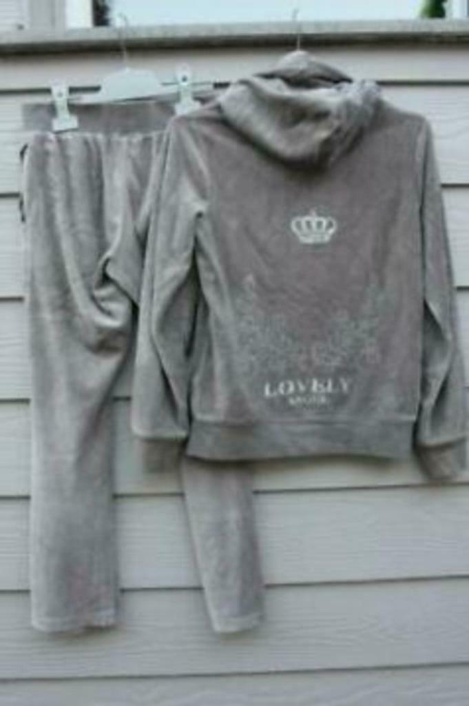 Training fille gris + strass avec capuche (146/152), Kinderen en Baby's, Kinderkleding | Maat 146, Gebruikt, Meisje, Setje, Ophalen of Verzenden